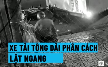 Thót tim xe tải lật ngang, đè xe máy đang chạy trên đường