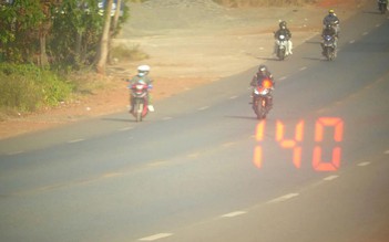 Nhiều xe mô tô che biển số, chạy quá tốc độ trên quốc lộ 14