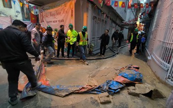 Hà Nội: Máy đào hầm metro gây 'suối bùn' phun trào vào khu dân cư