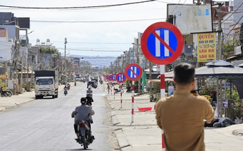 1 km có 23 biển cấm đậu xe: Không thể tháo biển cấm dù gây lóa mắt