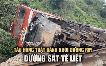 Cận cảnh hiện trường tàu hàng trật bánh khỏi đường ray khiến đường sắt tê liệt