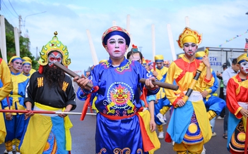 Lễ hội cầu ngư ở làng chài cổ khiến du khách không muốn về