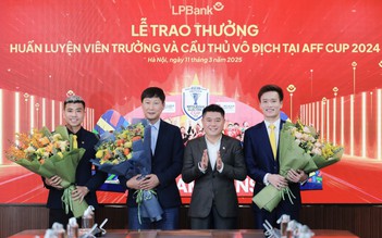 LPBank trao thưởng cho HLV trưởng Kim Sang-sik và cầu thủ vô địch tại AFF Cup
