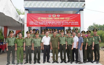 Công an cửa khẩu Tân Sơn Nhất về Long An trao tặng 3 Ngôi nhà 19/8