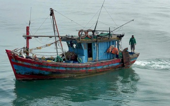 Phát hiện tàu cá dùng giã cào khai thác hải sản trái phép ở Quảng Trị