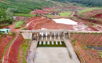 Địa hình bất lợi và mưa lớn kéo dài gây sạt trượt hồ chứa hơn 137 tỉ đồng