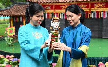 Phu nhân Thủ tướng Singapore xem rối nước, tham quan Bảo tàng Dân tộc học Việt Nam