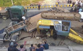 Xe đầu kéo chắn ngang đèo An Khê khiến giao thông ùn tắc