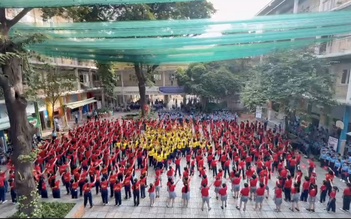 Lá cờ đỏ sao vàng được tạo hình từ hơn 1.000 học sinh, giáo viên