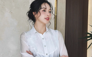 Áo sơ mi trắng cách điệu giúp nàng nâng tầm phong cách công sở mùa hè