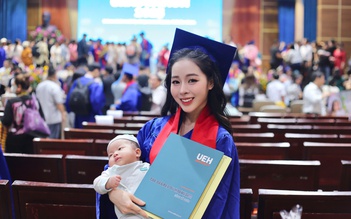 Nữ tân cử nhân ẵm con gái 2 tháng tuổi lên nhận bằng tốt nghiệp loại giỏi