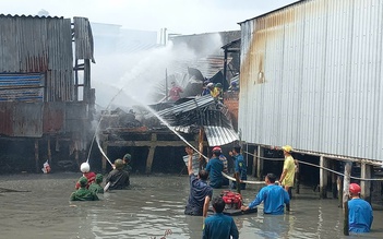 Cà Mau: Hỏa hoạn thiêu rụi 2 căn nhà, ảnh hưởng 5 hộ dân