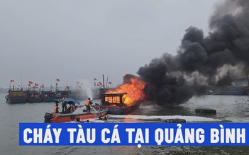 Quảng Bình:  Tàu cá bốc cháy lúc giữa trưa