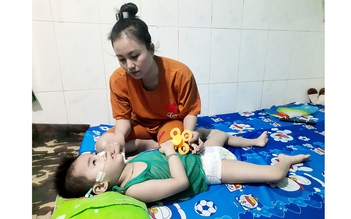 Con nhỏ bệnh nặng không tiền chữa trị