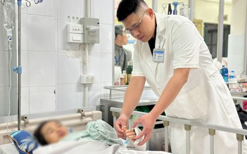 Nam sinh lớp 6 dập nát bàn tay trái nghi do nổ pháo