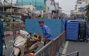 TP.HCM: Xe tải lật ngang, chắn giữa cầu Chữ Y, giao thông ùn ứ