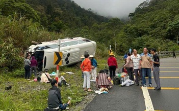 Lật xe khách trên đèo Khánh Lê, nhiều người bị thương