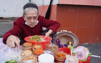 Bạc đầu mưu sinh: Những cụ bà U.80, U.90 khỏe đến lạ, 'đụng gì làm nấy'