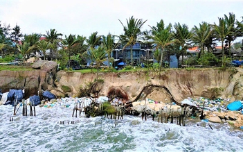 Lo biển 'nuốt nhà'