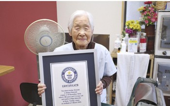 Cụ bà 108 tuổi vẫn miệt mài làm thợ cắt tóc