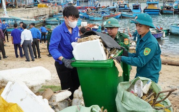 Đoàn viên, thanh niên cùng lực lượng biên phòng làm sạch bãi biển