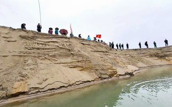 Dân mang loa, trống, băng rôn ra bờ sông Lam phản đối khai thác cát