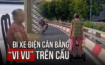 Người phụ nữ U.60 đi xe điện cân bằng 'vi vu' trên cầu Khánh Hội