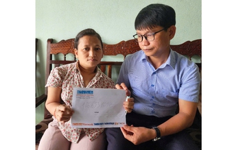 Trao hơn 100 triệu đồng giúp bé gái bị u xương