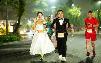 Cô dâu chú rể mặc đồ cưới chạy marathon