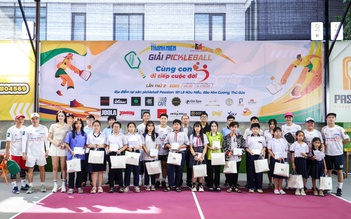 Trao 110 triệu đồng tại giải pickleball 'Cùng con đi tiếp cuộc đời'
