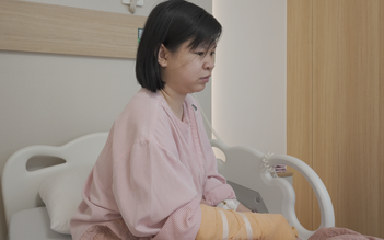 ‘Tái sinh’ đôi bàn tay khiếm khuyết, viết tiếp ước mơ trở thành luật sư