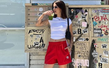 Giày ba lê đỏ phá vỡ sự đơn điệu của phong cách thường ngày