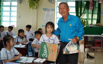 Chuyện tử tế: Thầy giáo hàng chục năm bền bỉ giúp học sinh nghèo