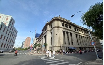 Khu phố tài chính bên dòng nước