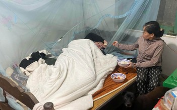 Mẹ đau ốm vẫn phải đi làm lo từng đồng nuôi con trai động kinh