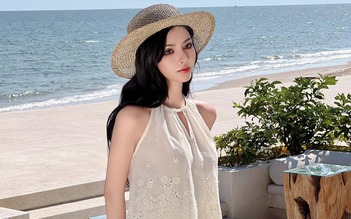 Đừng ngại ‘khơi gợi’ nét riêng với những chiếc áo cổ yếm