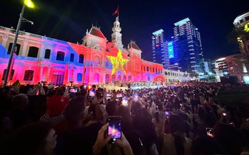 Người dân TP.HCM đổ về phố đi bộ Nguyễn Huệ xem trình diễn drone, bắn pháo hoa
