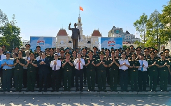 Đoàn đại biểu Bộ Quốc phòng và TP.HCM dâng hương Chủ tịch Hồ Chí Minh