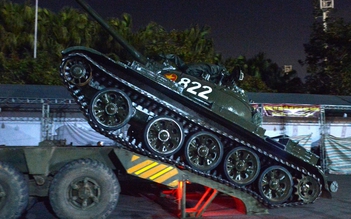 Cận cảnh 2 xe tăng T54 quân đội đưa vào sân Mỹ Đình phục vụ biểu diễn