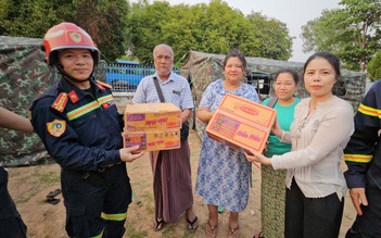 Cảnh sát Việt Nam dựng lều cho người dân không nhà cửa ở Myanmar