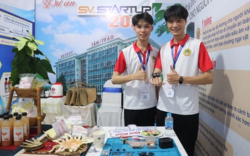 Sinh viên làm vòng đeo tay thông minh cho người khiếm thị