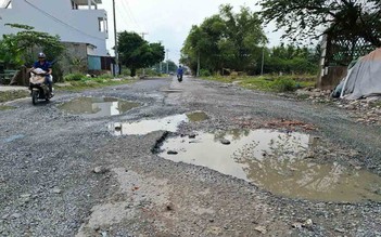 Đường nhiều ổ gà, đi lại khó khăn