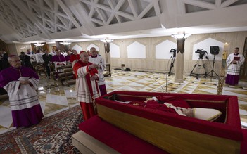 Vatican công bố hình ảnh Giáo hoàng Francis nhập quan