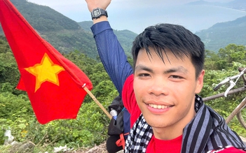 Chàng trai mặc áo đỏ, sao vàng đạp xe 1.600 km vào TP.HCM xem diễu binh