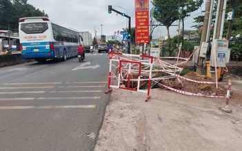 Nhiều hố sâu nguy hiểm sát lề đường