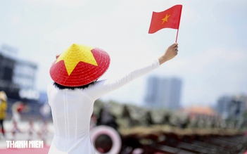 Một vòng TP.HCM ngắm 'bức tranh' cờ đỏ sao vàng tuyệt đẹp đón đại lễ 30.4