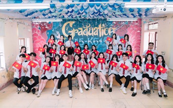 Bộ ảnh kỷ yếu của học sinh với cờ Tổ quốc trở thành 'trend' năm nay