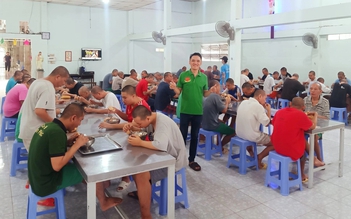 Chàng trai chuyên nấu ăn tặng bệnh nhân