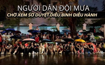 Người dân đội mưa chờ xem sơ duyệt diễu binh diễu hành