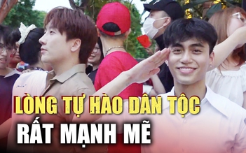 Bắt gặp Phát La và Mono 'trốn show' đi xem sơ duyệt diễu binh